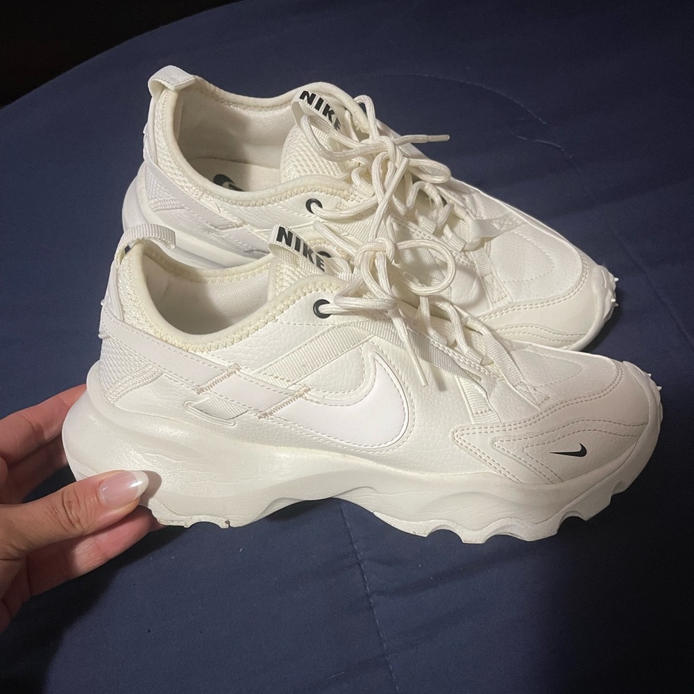 Women’s 8.5 Nike Sneaker
